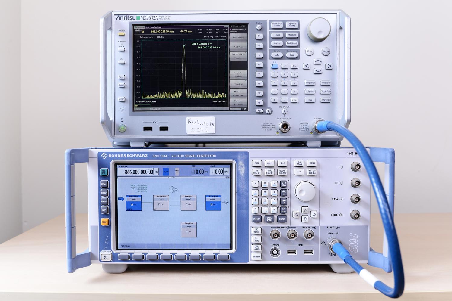 Генератор сигналов  векторный ROHDE & SCHWARZ SMJ100